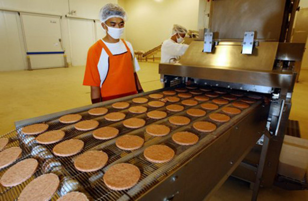 کشف 14 تن سنگدان فاسد در کارخانه تولید همبرگر 