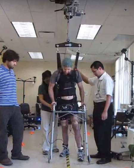 یک معلول با استفاده از سیستم تحت کنترل امواج مغز راه رفت