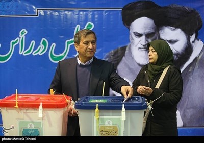 عبدالناصر همتی و همسرش در پای صندوق اخذ رای - حسینیه جماران