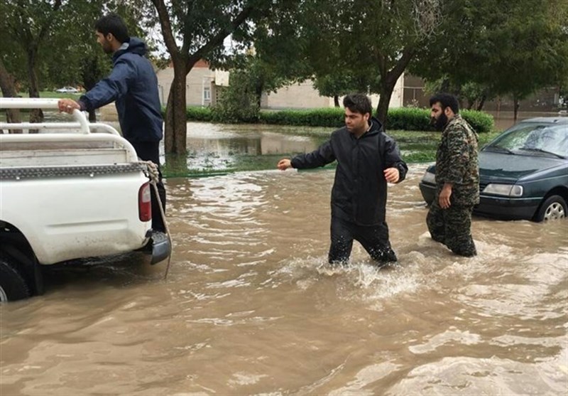 امداد‌رسانی جهادی بسیجیان دزفول به مردم در پی بارندگی
