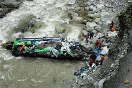 اطلاعیه پلیس راهور ناجا درباره سقوط یک اتوبوس به دره ای در جاده چالوس