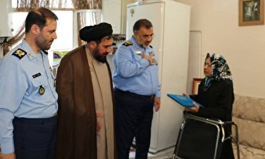 دیدار فرمانده نیروی هوایی ارتش با خانواده شهیدان «فلاح‌فر» و «زیردابی آذر»