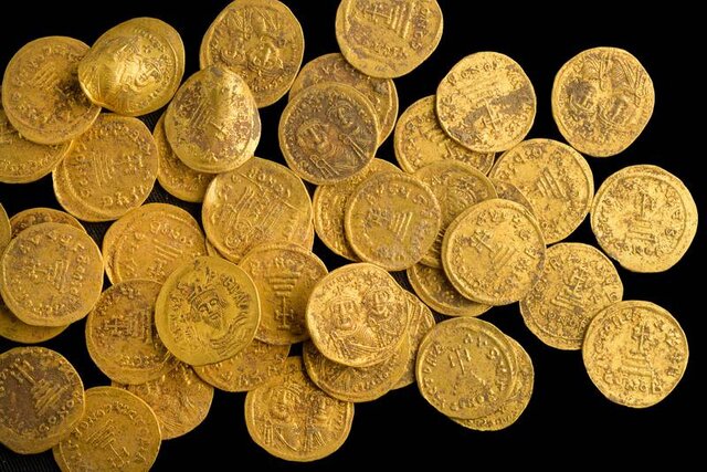 کشف گنجینه‌ای از سکه‌های طلا در دیواری باستانی