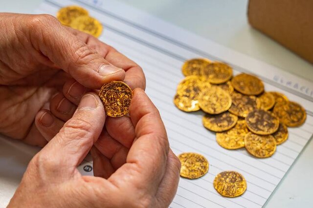 کشف گنجینه‌ای از سکه‌های طلا در دیواری باستانی