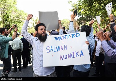 تجمع اعتراضی مقابل سفارت سوئد در محکومیت هتک حرمت به قرآن